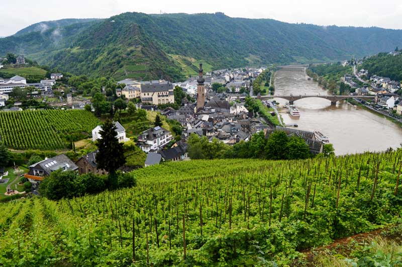 Upea näkymä Cochem-viinikylään Mosel-joen varrella Saksassa